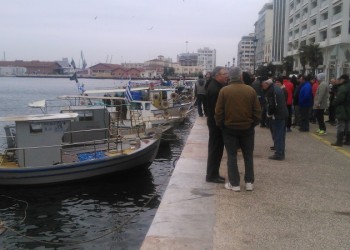 Αλιείς έδεσαν στην παραλία Θεσσαλονίκης (βίντεο)