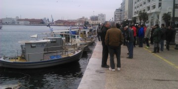 Αλιείς έδεσαν στην παραλία Θεσσαλονίκης (βίντεο)