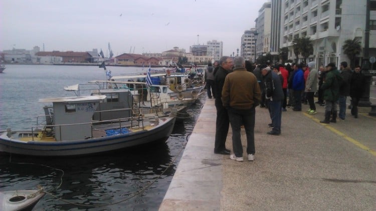 Αλιείς έδεσαν στην παραλία Θεσσαλονίκης (βίντεο)