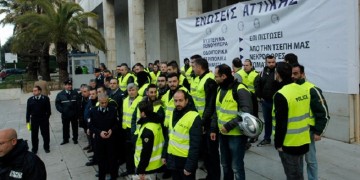 Πρώτη φορά αστυνομικοί διαμαρτύρονται έξω από τη ΓΑΔΑ