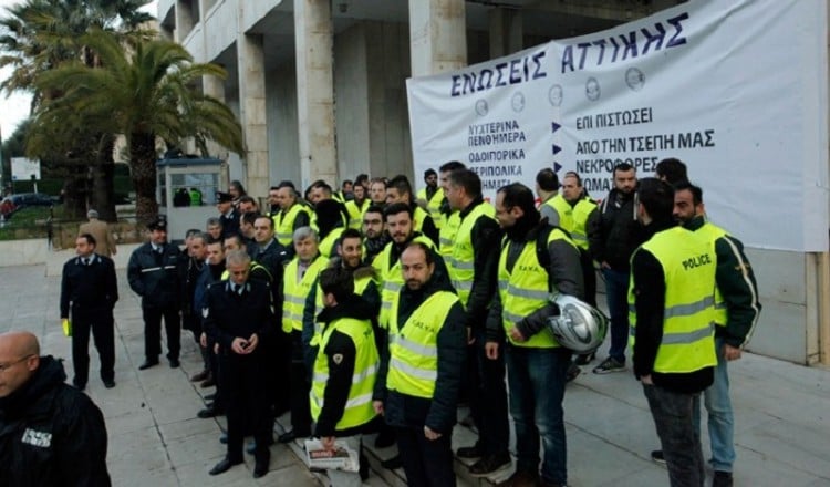Πρώτη φορά αστυνομικοί διαμαρτύρονται έξω από τη ΓΑΔΑ