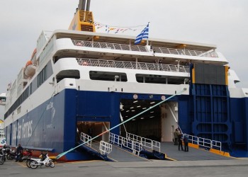 Το «Blue Star Delos» έκανε ποδαρικό στο λιμάνι του Πειραιά