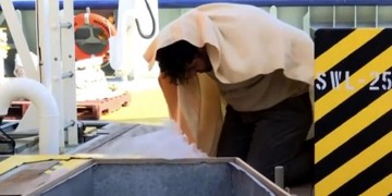 Έλληνες λιμενικοί αναγκάζουν Τούρκο δουλέμπορο να κοιτάξει τα πτώματα τριών παιδιών (βίντεο)