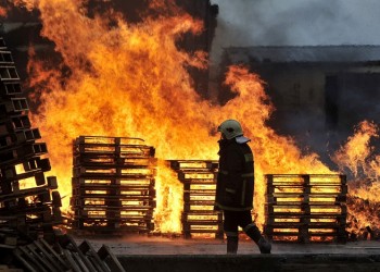 Μεγάλη φωτιά σε εργοστάσιο στην Αργολίδα (φωτο)