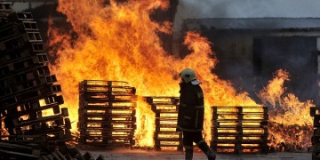 Μεγάλη φωτιά σε εργοστάσιο στην Αργολίδα (φωτο)