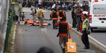 Επίθεση με βόμβες και όπλα στην Τζακάρτα – Η Ινδονησία ήταν στο στόχαστρο του ΙΚ