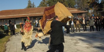 Το έθιμο της καμήλας στο Αιγίνιο (φωτο)