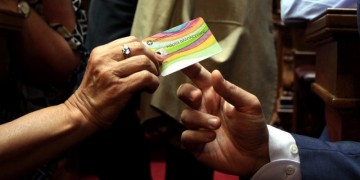 Την Τετάρτη η επιδότηση ενοικίου και η κάρτα σίτισης