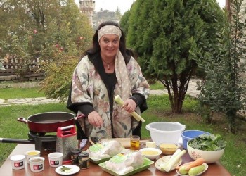 Η Μαρία Εκμεκτσίογλου μαγειρεύει στην Κασταμονή του Πόντου (βίντεο)