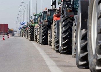 Σκληραίνουν τη στάση τους οι αγρότες – Κλείνουν εθνικές οδοί, τελωνεία
