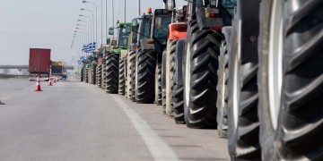 Σκληραίνουν τη στάση τους οι αγρότες – Κλείνουν εθνικές οδοί, τελωνεία