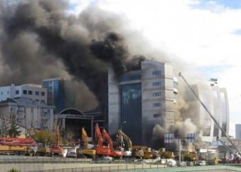 Σε εξέλιξη φωτιά σε ξενοδοχείο στο Μάλτεπε της Πόλης (φωτο-βίντεο)