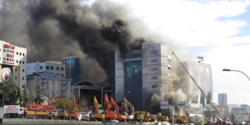 Σε εξέλιξη φωτιά σε ξενοδοχείο στο Μάλτεπε της Πόλης (φωτο-βίντεο)