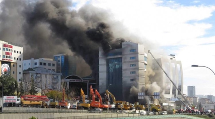 Σε εξέλιξη φωτιά σε ξενοδοχείο στο Μάλτεπε της Πόλης (φωτο-βίντεο)