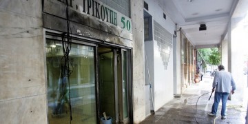 Επιθέσεις με μολότοφ στα γραφεία του ΠΑΣΟΚ και το σπίτι του Φλαμπουράρη