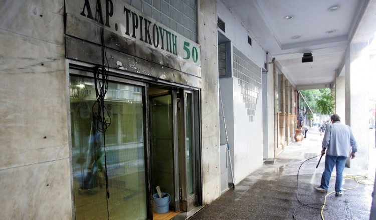 Επιθέσεις με μολότοφ στα γραφεία του ΠΑΣΟΚ και το σπίτι του Φλαμπουράρη