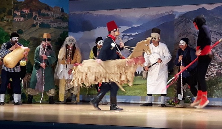 Παραλλαγή των Μωμόγερων από τον ΚΟΠΑ ψυχαγωγεί αλλά και καταγράφεται από την Unesco (ρεπορτάζ, φωτο)