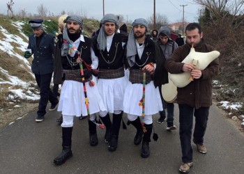 Συγκίνησαν οι Μωμόγεροι Πρωτοχωρίου χορεύοντας στα μνήματα (φωτο, βίντεο)