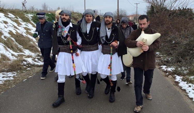 Συγκίνησαν οι Μωμόγεροι Πρωτοχωρίου χορεύοντας στα μνήματα (φωτο, βίντεο)
