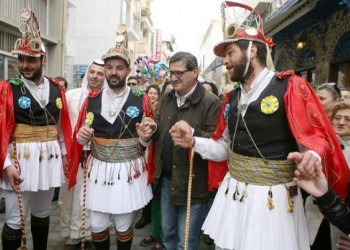 Τα Μωμογέρια στην Πάτρα παρέσυραν στο χορό ακόμα και τον δήμαρχο! (φωτο-βίντεο)