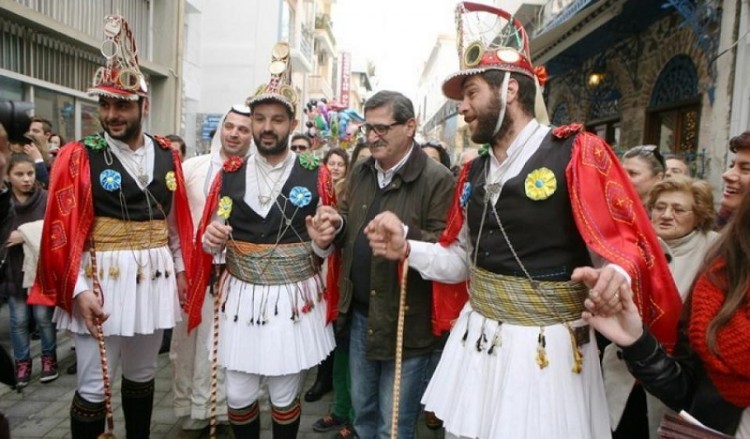 Τα Μωμογέρια στην Πάτρα παρέσυραν στο χορό ακόμα και τον δήμαρχο! (φωτο-βίντεο)