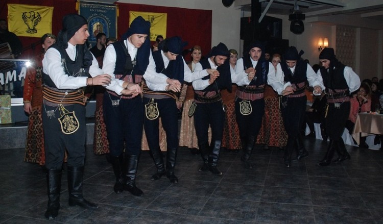 Όλες οι γενιές έδωσαν το παρών στον ετήσιο χορό της «Παναγίας Σουμελά» Κατερίνης (φωτο)