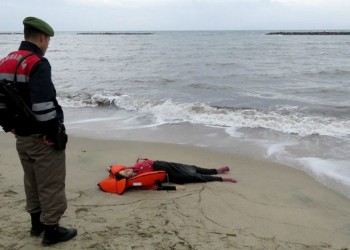 34 σοροί προσφύγων, οι τρεις παιδιών, ξεβράστηκαν στα τουρκικά παράλια