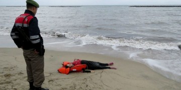 34 σοροί προσφύγων, οι τρεις παιδιών, ξεβράστηκαν στα τουρκικά παράλια