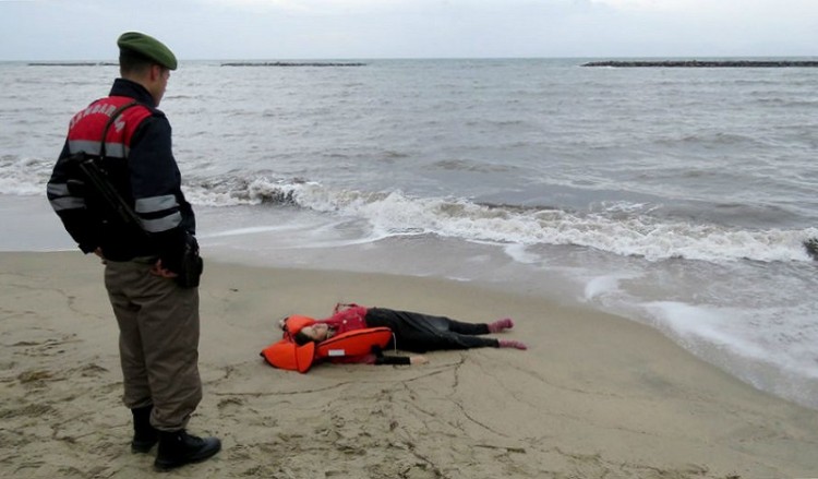 34 σοροί προσφύγων, οι τρεις παιδιών, ξεβράστηκαν στα τουρκικά παράλια