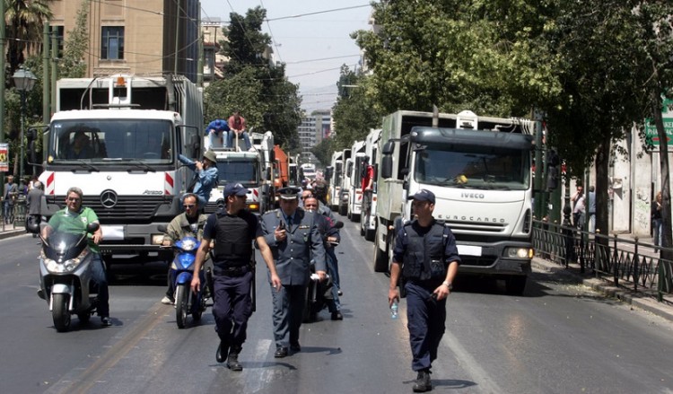 Πορεία με απορριματοφόρα την Πέμπτη στην Αθήνα