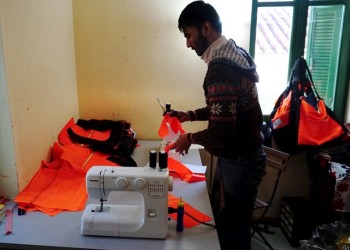 Μυτιλήνη: Χρηστικά αντικείμενα από σωσίβια και πλαστικές βάρκες μεταναστών και προσφύγων