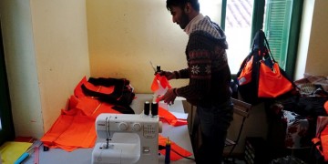 Μυτιλήνη: Χρηστικά αντικείμενα από σωσίβια και πλαστικές βάρκες μεταναστών και προσφύγων