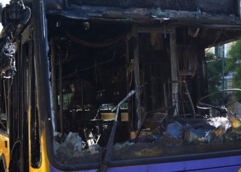Άγνωστοι έριξαν μολότοφ σε τρόλεϊ στα Εξάρχεια
