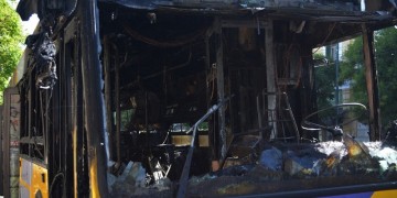 Άγνωστοι έριξαν μολότοφ σε τρόλεϊ στα Εξάρχεια
