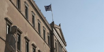 Γραφείο Προϋπολογισμού Βουλής: Στα 130 δισ. ευρώ οι ληξιπρόθεσμες οφειλές προς το δημόσιο