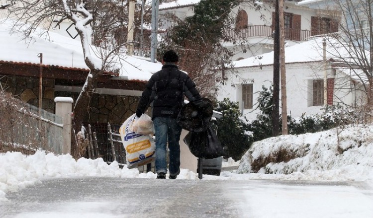 Στην «κατάψυξη» η βόρεια και η κεντρική Ελλάδα, προβλήματα στο οδικό δίκτυο