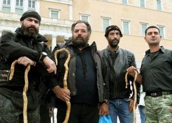 Στο Σύνταγμα παραμένουν και σήμερα οι αγρότες