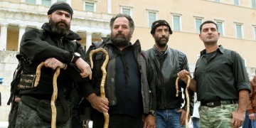 Στο Σύνταγμα παραμένουν και σήμερα οι αγρότες