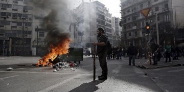 Επεισόδια στο Χαϊδάρι, το Κορωπί και το κέντρο της Αθήνας μεταξύ ΜΑΤ και αγροτών (βίντεο, φωτο)
