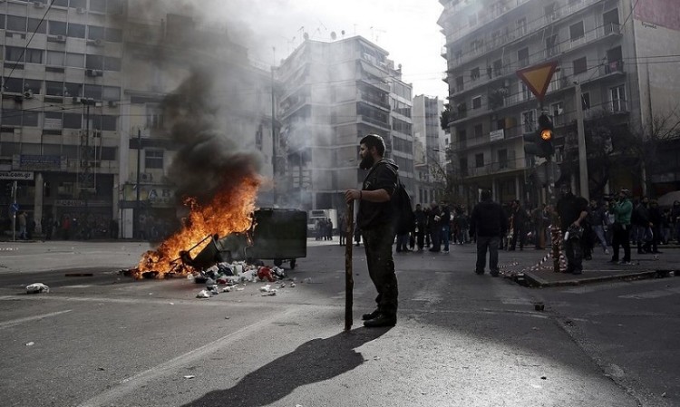 Επεισόδια στο Χαϊδάρι, το Κορωπί και το κέντρο της Αθήνας μεταξύ ΜΑΤ και αγροτών (βίντεο, φωτο)
