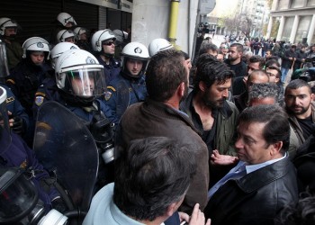 Ένταση επικρατεί στο υπουργείο Αγροτικής Ανάπτυξης – Οι αγρότες πετάνε καπνογόνα και φρούτα (βίντεο)