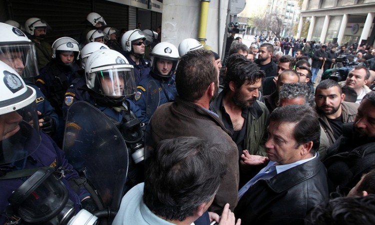 Ένταση επικρατεί στο υπουργείο Αγροτικής Ανάπτυξης – Οι αγρότες πετάνε καπνογόνα και φρούτα (βίντεο)
