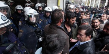 Возле министерства сельского хозяйства Греции митингуют фермеры (видео)