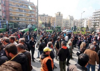 Με τρακτέρ πολιόρκησαν οι αγρότες το υπουργείο Μακεδονίας-Θράκης