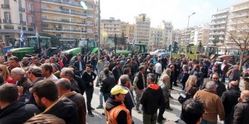 Με τρακτέρ πολιόρκησαν οι αγρότες το υπουργείο Μακεδονίας-Θράκης