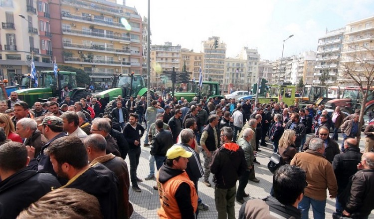 Με τρακτέρ πολιόρκησαν οι αγρότες το υπουργείο Μακεδονίας-Θράκης