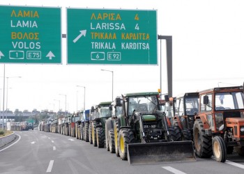 Οι αγρότες κόβουν την Ελλάδα στα δύο, αντίποινα από τους Βούλγαρους οδηγούς