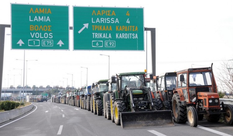 Οι αγρότες κόβουν την Ελλάδα στα δύο, αντίποινα από τους Βούλγαρους οδηγούς