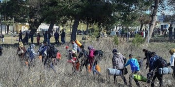 Καραβάνια προσφύγων στις εθνικές οδούς, «έμφραγμα» σε όλη την Ελλάδα (βίντεο)