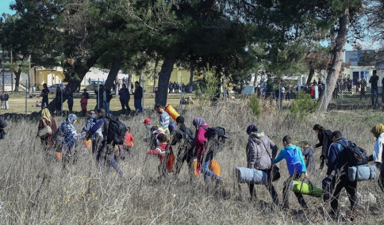Καραβάνια προσφύγων στις εθνικές οδούς, «έμφραγμα» σε όλη την Ελλάδα (βίντεο)
